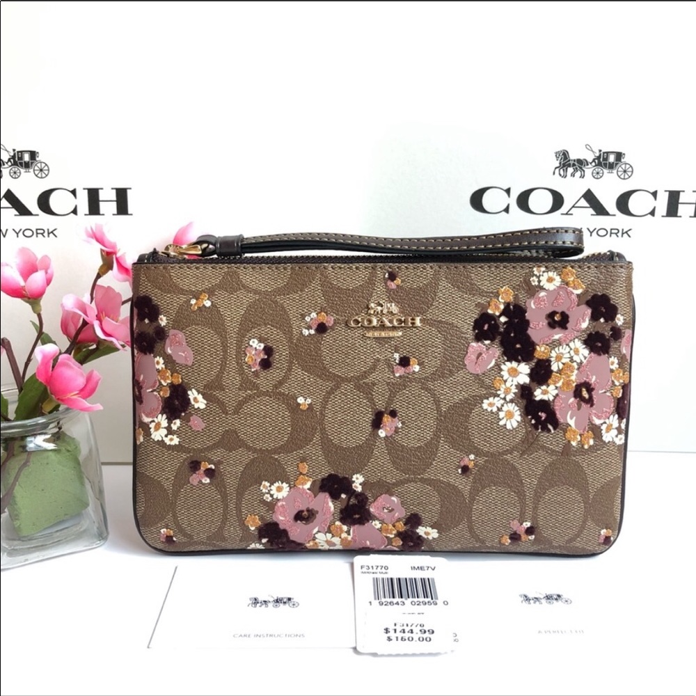 🎀 Coach Signature Large Wristlet Floral Flocking